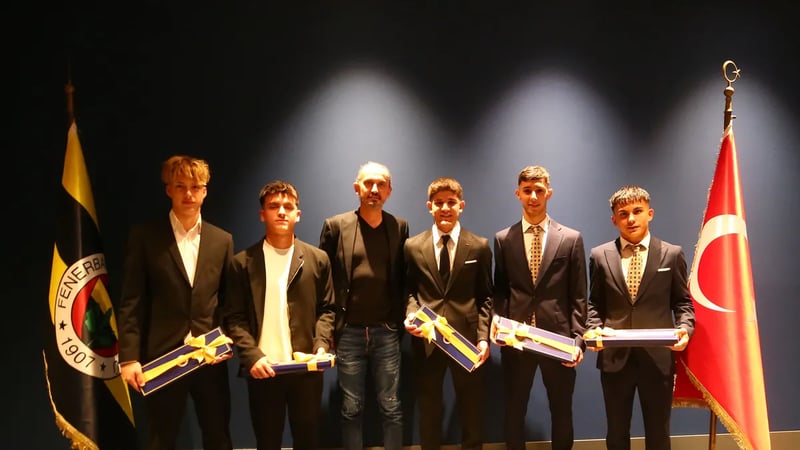 Fenerbahçe, 5 genç futbolcuyla profesyonel sözleşme imzaladı