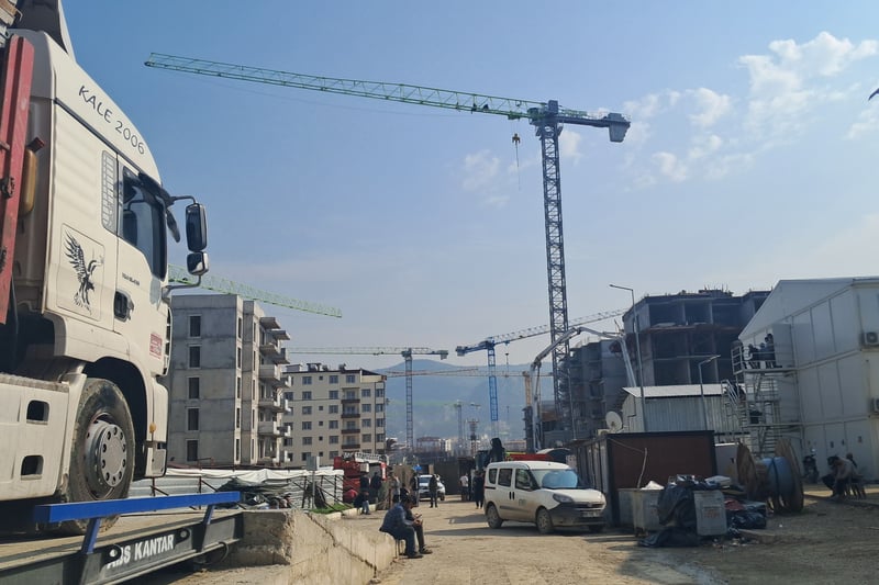 Hatay’da maaşlarını alamayan işçiler kule vincine çıktı: “Aylardır paramız ödenmiyor, sorumlu Akyol inşaat”