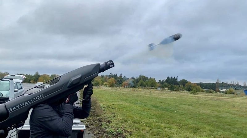 100-Millionen-Abwehrplan - Dobrindt schickt Drohnenjäger an Flughäfen