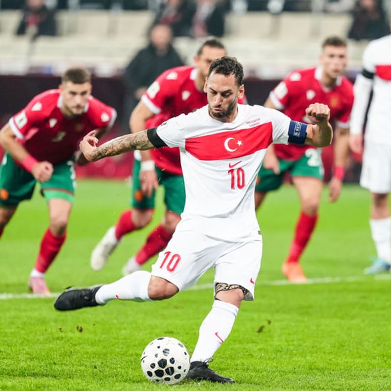 Hakan Çalhanoğlu, Bülent Korkmaz'ı yakaladı