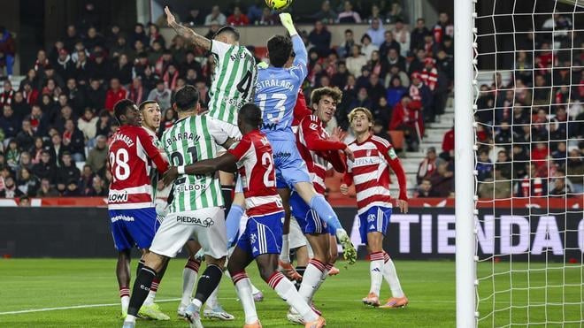 El Córdoba CF saca un punto de valor en la locura del Nuevo los Cármenes