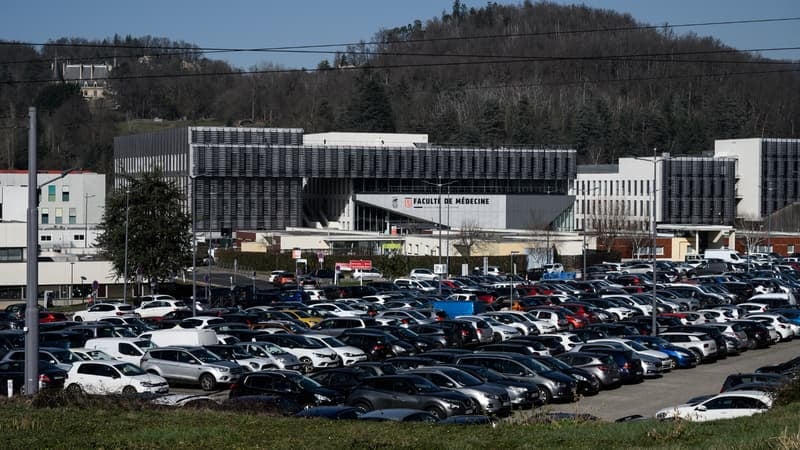 "On fait les poches aux Français": le ras-le-bol des patients et visiteurs contre le parking payant à l'hôpital