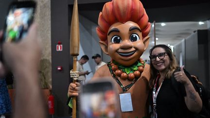 "Il n'accueillerait jamais des malfaiteurs" : pourquoi Curupira, mascotte de la COP30, est au centre d'une polémique au Brésil