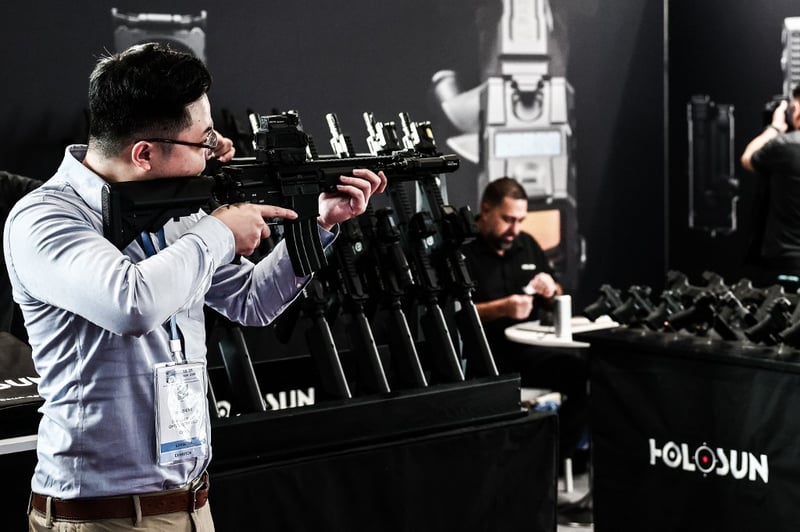 Milipol : après la promotion d’instruments de torture sur des stands chinois, le salon de l’armement interdit leur présentation