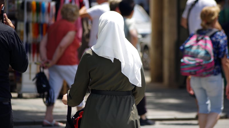 Municipales 2026 : pour une candidate LFI, le voile est «un signe d’intégration dans la société française»