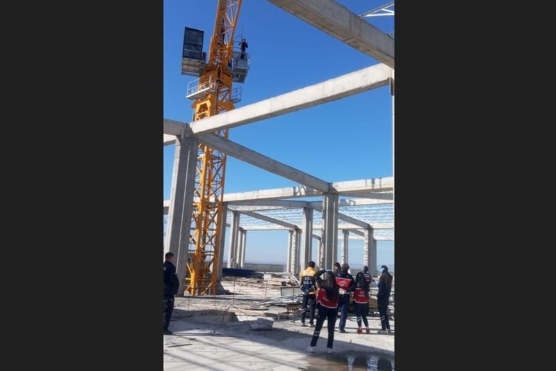 Eskişehir'de ücretini alamayan işçiler vince çıktı: "Paramızı vermiyor, sigortamızı yapmıyor"