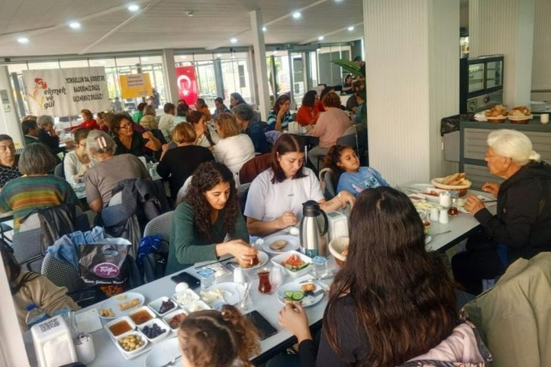 Balçova'da kadınlar 25 Kasım öncesi bir araya geldi: Artan şiddet ancak birlikte mücadeleyle aşılabilir