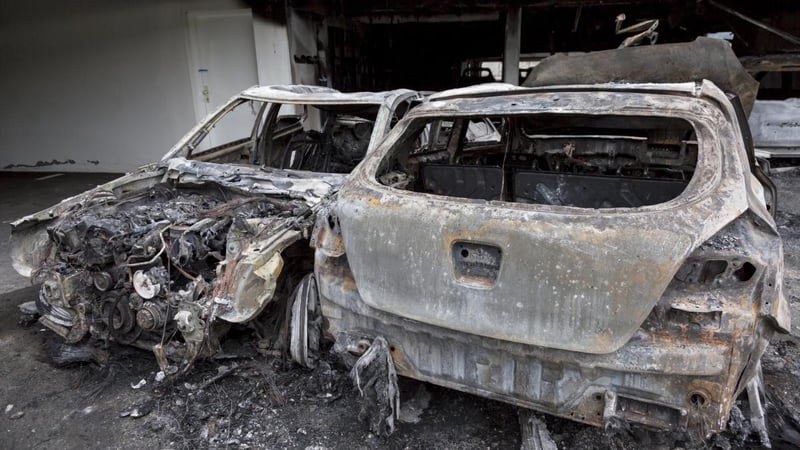 Los retos de apagar incendios de coches eléctricos en parkings subterráneos: “El fuego del vehículo quemado suele reavivarse”