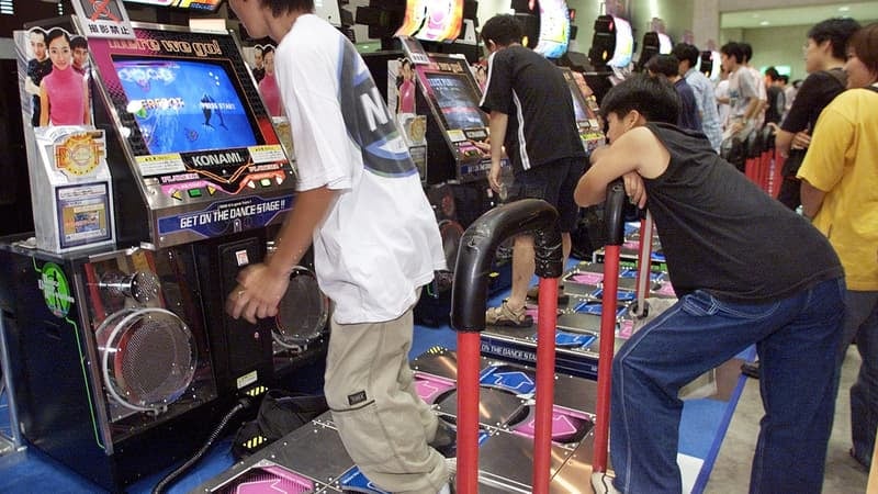 Il joue et danse six jours d’affilée à "Dance Dance Revolution" pour établir un nouveau record du monde, après six mois d’un entraînement physique intense