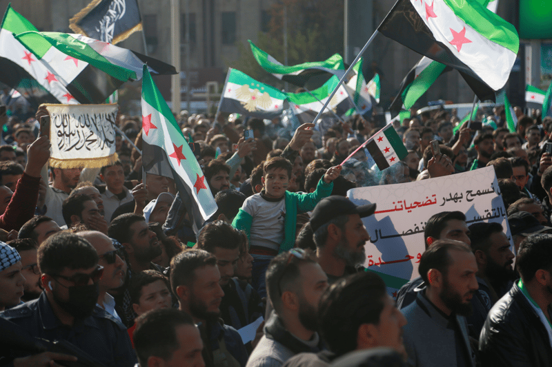 Suriye'de kutlama gösterileri: Halk meydanlara akın etti