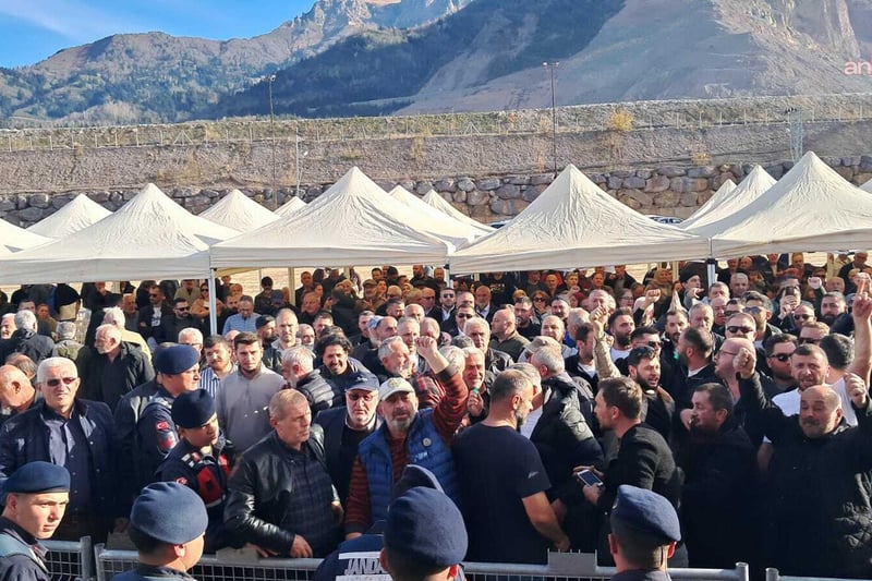 Artvin Murgul'da halk ÇED toplantısını engelledi: "Siyanüre geçit yok"