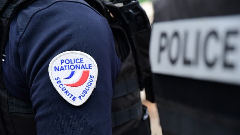 Des policiers posent derrière une banderole féministe retournée à Paris, une enquête administrative ouverte