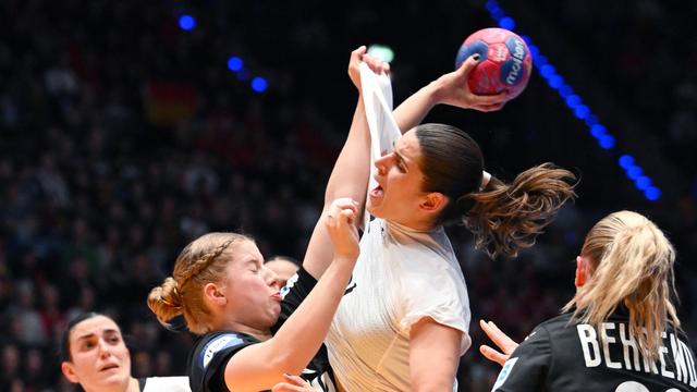 Handball-WM : Deutsche Handballerinnen ziehen vorzeitig in WM-Hauptrunde ein