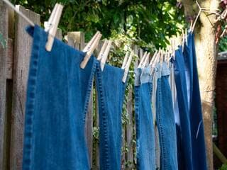 Il va porter le jean le plus long du monde chaque jour pendant un an : « Je l’ai lavé une fois »