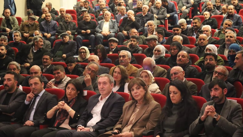 DEM’in toplantısında saygı duruşu ve İstiklal Marşı krizi