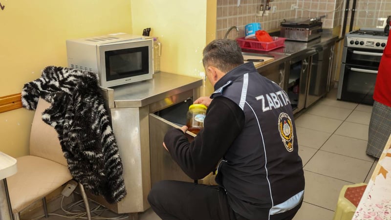 Uşak Belediyesi Zabıta Müdürlüğü ekiplerinden okul kantinlerine sıkı denetim