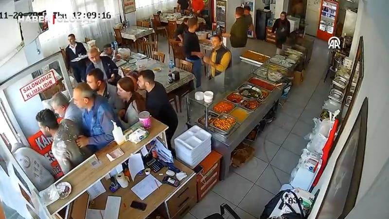 Osmaniye'de depreme lokantada yakalananlar panikle kendini dışarı attı