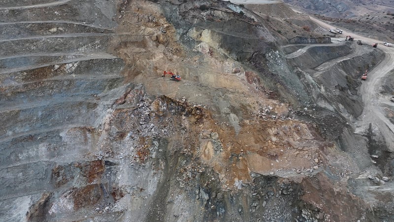 Sivas'ta göçük altında kalan işçiyi arama çalışmaları sürüyor