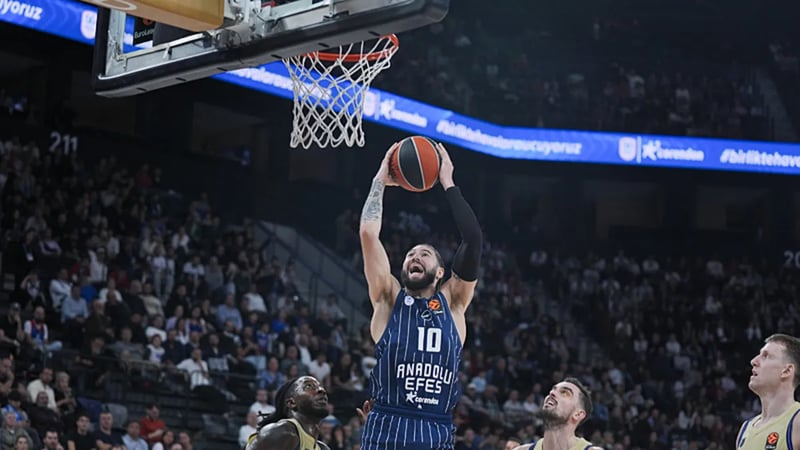 Anadolu Efes, Barcelona'yı 1 sayı farkla devirdi