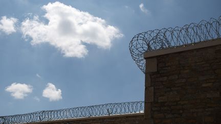 Détenus évadés de la prison de Dijon : la famille du jeune homme visé par la tentative d'assassinat du fugitif de 19 ans est "tétanisée" et réclame une "protection", selon leur avocat