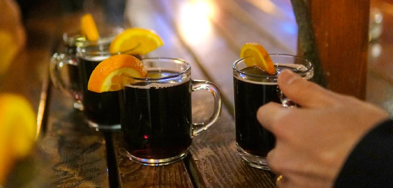 Ticket und Glühwein für sieben Euro – im Norden gibt es das Fußball-Fest zum Schnäppchenpreis