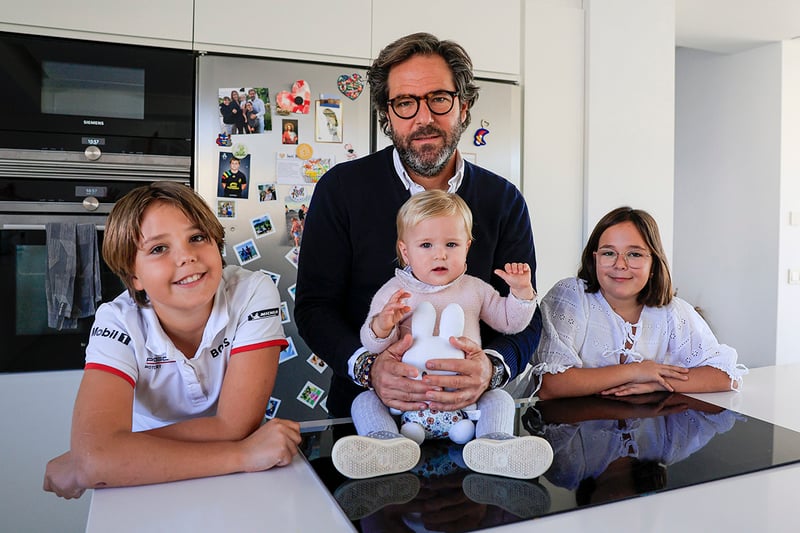 Los (pocos) hombres que aparcan el trabajo para cuidar de sus hijos: "Soy padre antes que trabajador"