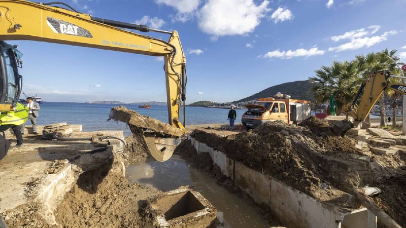 Foça'da dere yatağına yapılan kanal taşkını önledi
