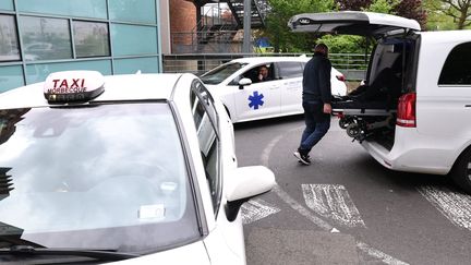 REPORTAGE. "Sans ce taxi, elle ne peut pas bénéficier de ses soins" : l'inquiétude des patients, pénalisés par les nouvelles règles du transport sanitaire