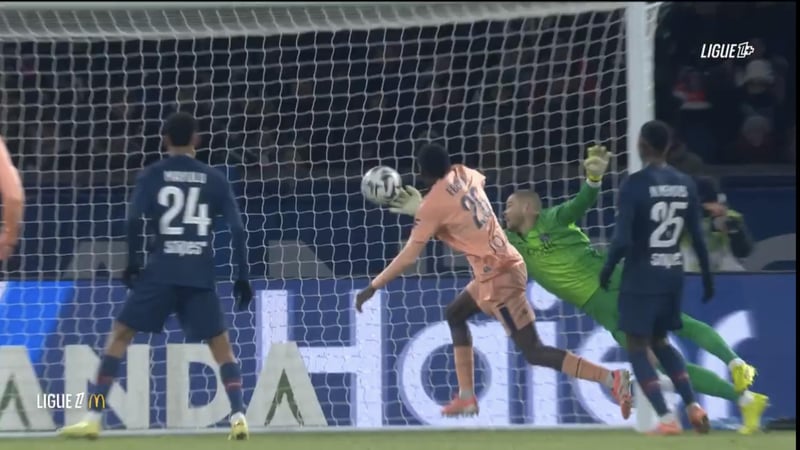 PSG : l’arrêt complètement dingue de Lucas Chevalier en vidéo