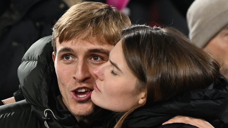 Köln-Star zurück im Stadion - Hübers kuschelt den Knie-Schock weg