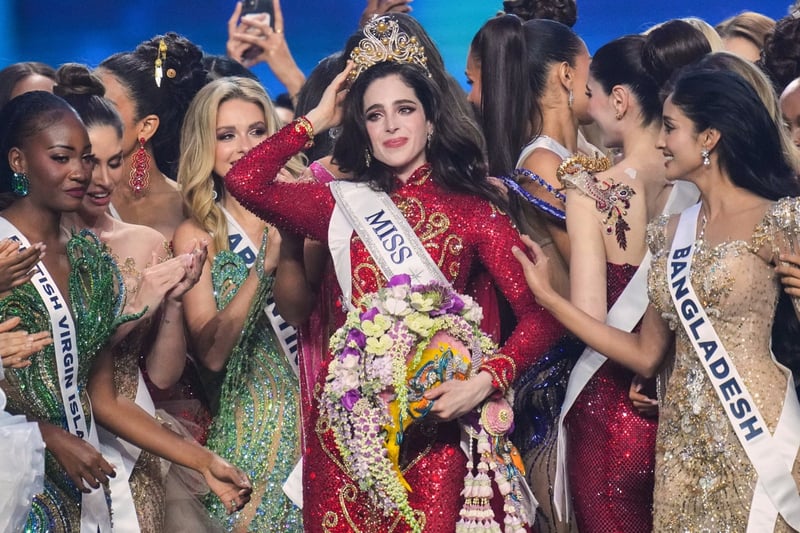 Miss Mexico is crowned Miss Universe at a pageant where she stood up to a host's bullying