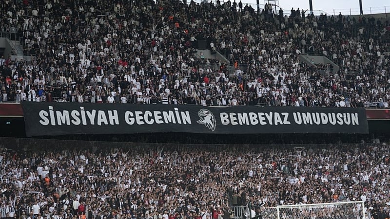 Beşiktaş tribünlerinden yönetime ve Sergen Yalçın’a sert tepki