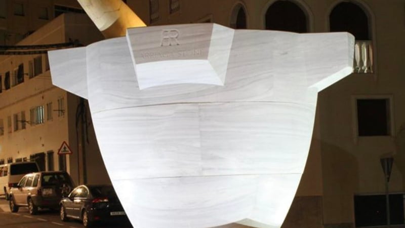 El mármol de la Sagrada Familia procede de este pueblo en cuya entrada está el mortero más grande del mundo