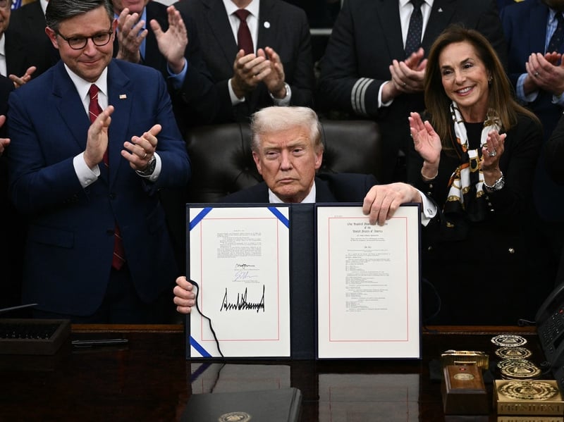 Here's when federal workers are expected to start receiving back pay