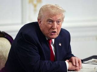 Donald Trump annonce annuler les décrets signés par Biden avec une machine à signer