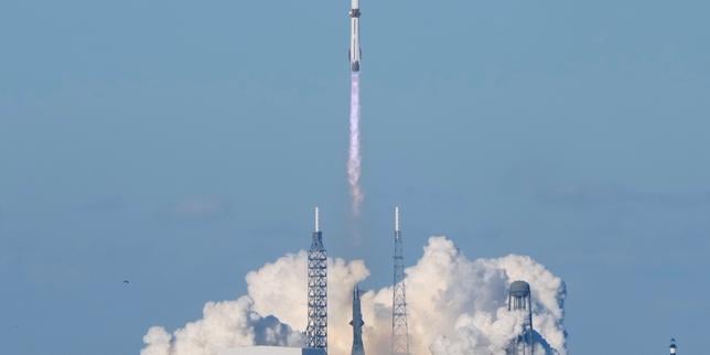 Blue Origin réussit la récupération du propulseur de la fusée New Glenn, une prouesse qui relance la course à l’espace