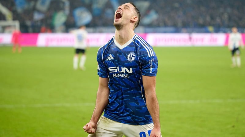 Sieg im Spitzenspiel: Schalke übernimmt Tabellenführung von Paderborn