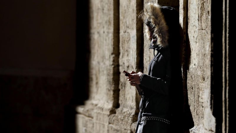 El drama de la soledad se ceba con los jóvenes en España: uno de cada cuatro se siente solo y la tasa se agrava entre las chicas