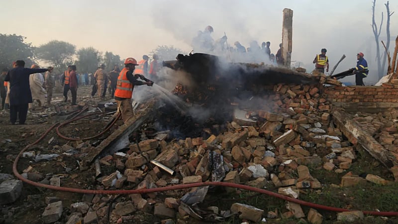 Pakistan’da korkunç patlama: Havai fişek fabrikası havaya uçtu