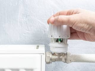 Faut-il baisser ou éteindre le chauffage lorsqu’on s’absente ? Voici la solution la plus économique