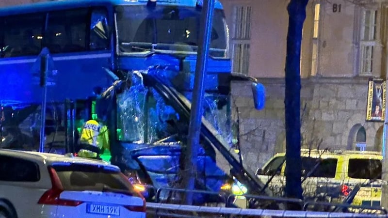 İsveç’te çift katlı otobüs durağa daldı