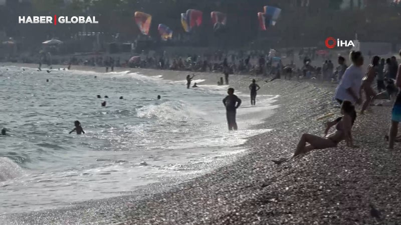 Antalya'da sıcak havayı fırsat bilenler denize girip güneşlendiler
