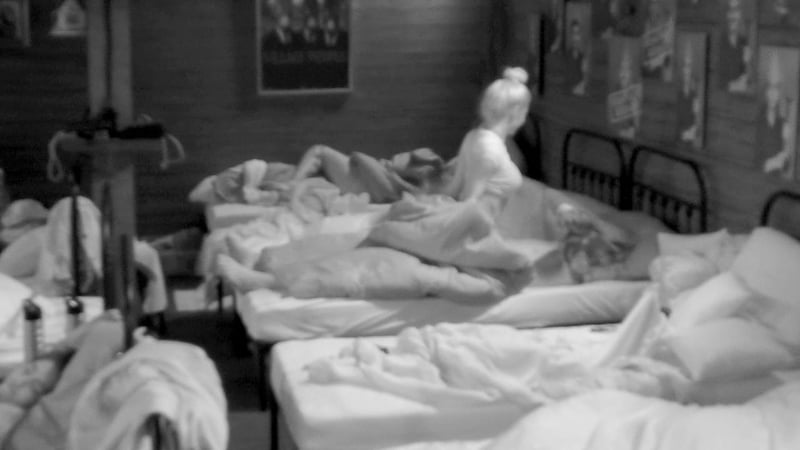 „Absolut pervers!“ - Fummel-Ärger auf dem „Promihof“