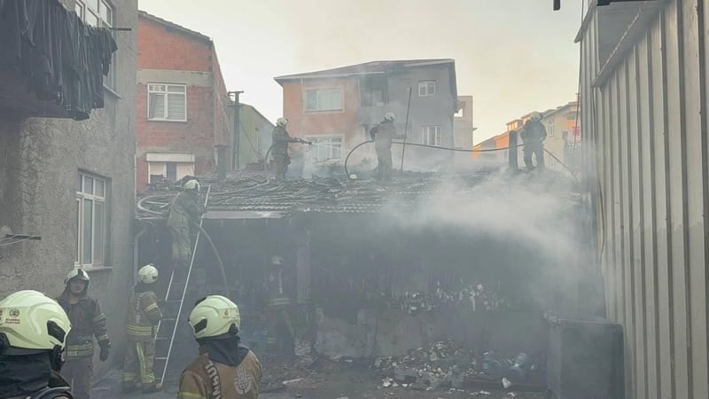 Ümraniye'de iş yeri deposunda yangın