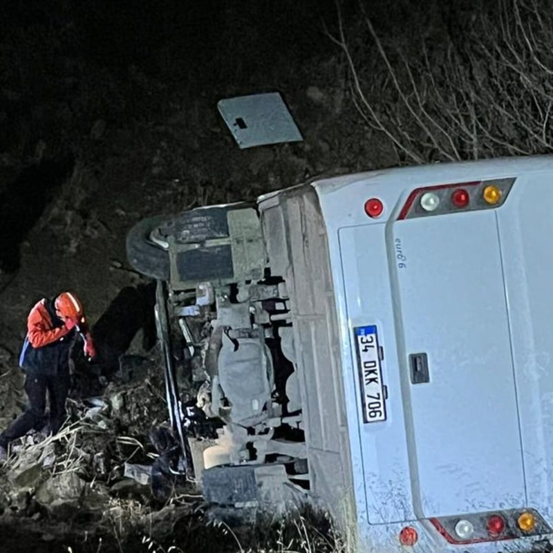İşçileri taşıyan otobüs devrildi: 17 yaralı