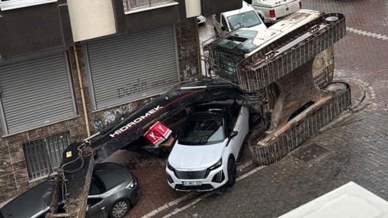 Esenyurt’ta tır dorsesindeki iş makinesi devrildi