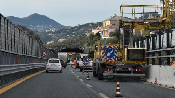 Furgone di operai si schianta sull’A12, migliora il ventisettenne ferito