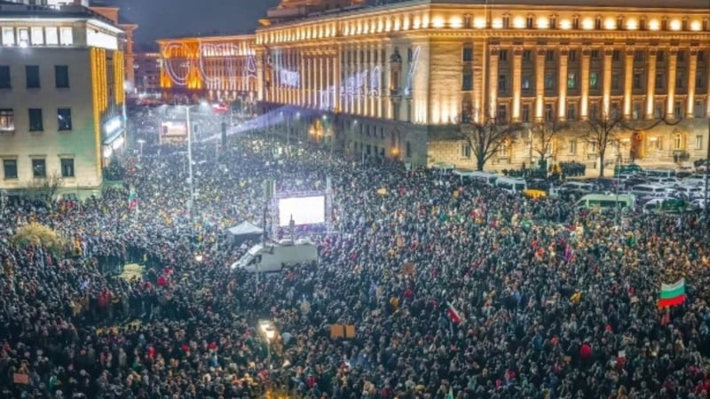 Hükümet istifa etse de, onbinlerce kişi sokaklara aktı: Komşuda 37 yılın en büyük protestoları