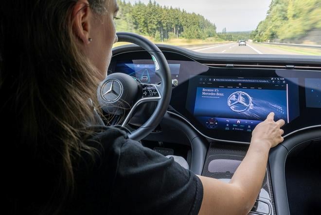 Estos son los 10 coches con los que se puede conducir sin las manos en el volante