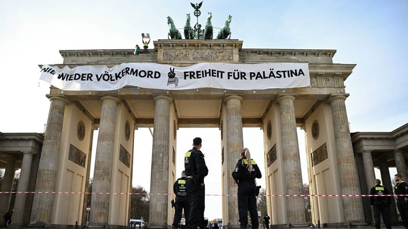 Berlin: Pro-Palästina-Demonstranten klettern auf Brandenburger Tor